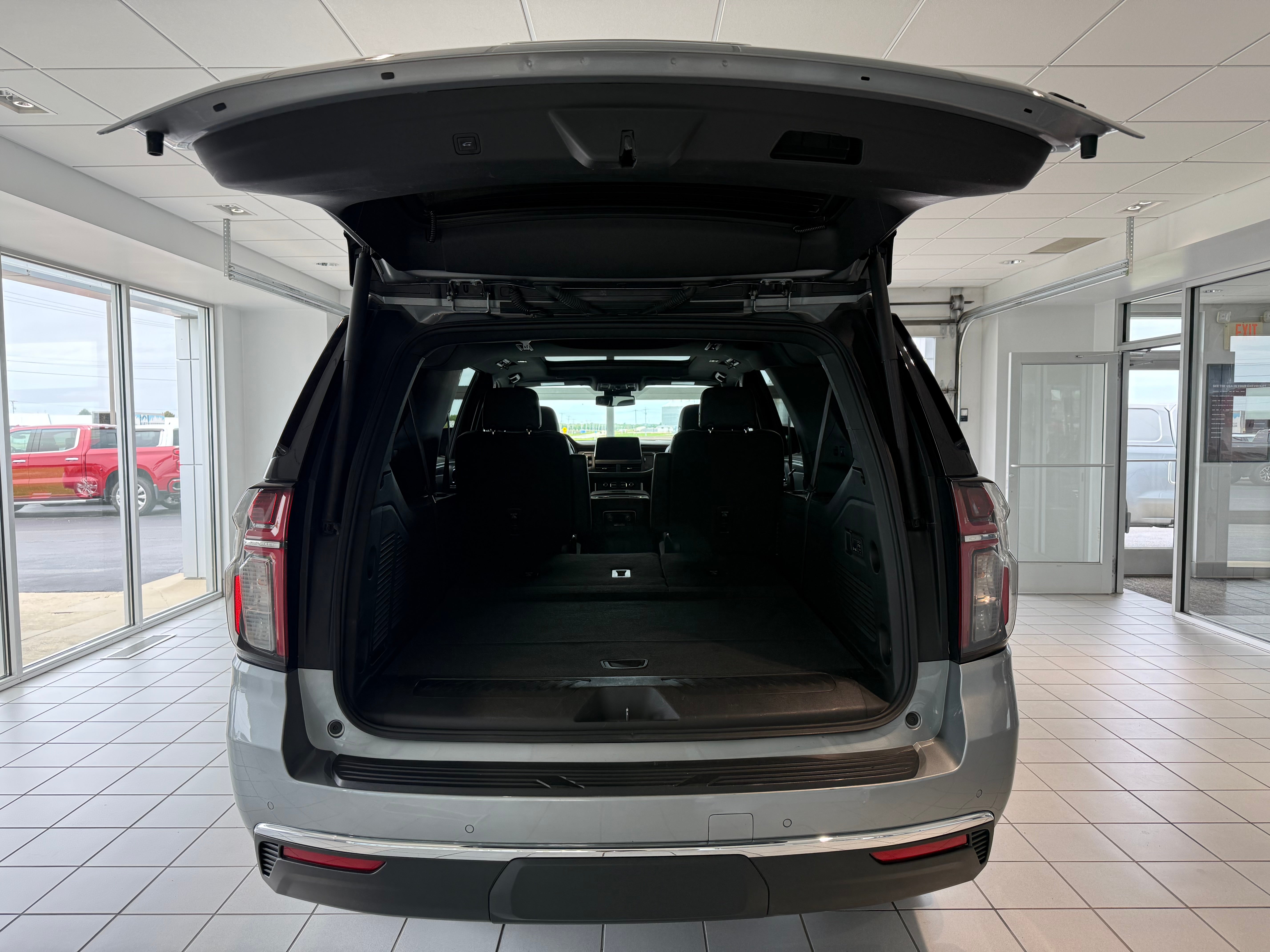 2024 Chevrolet Suburban LT - Photo 11