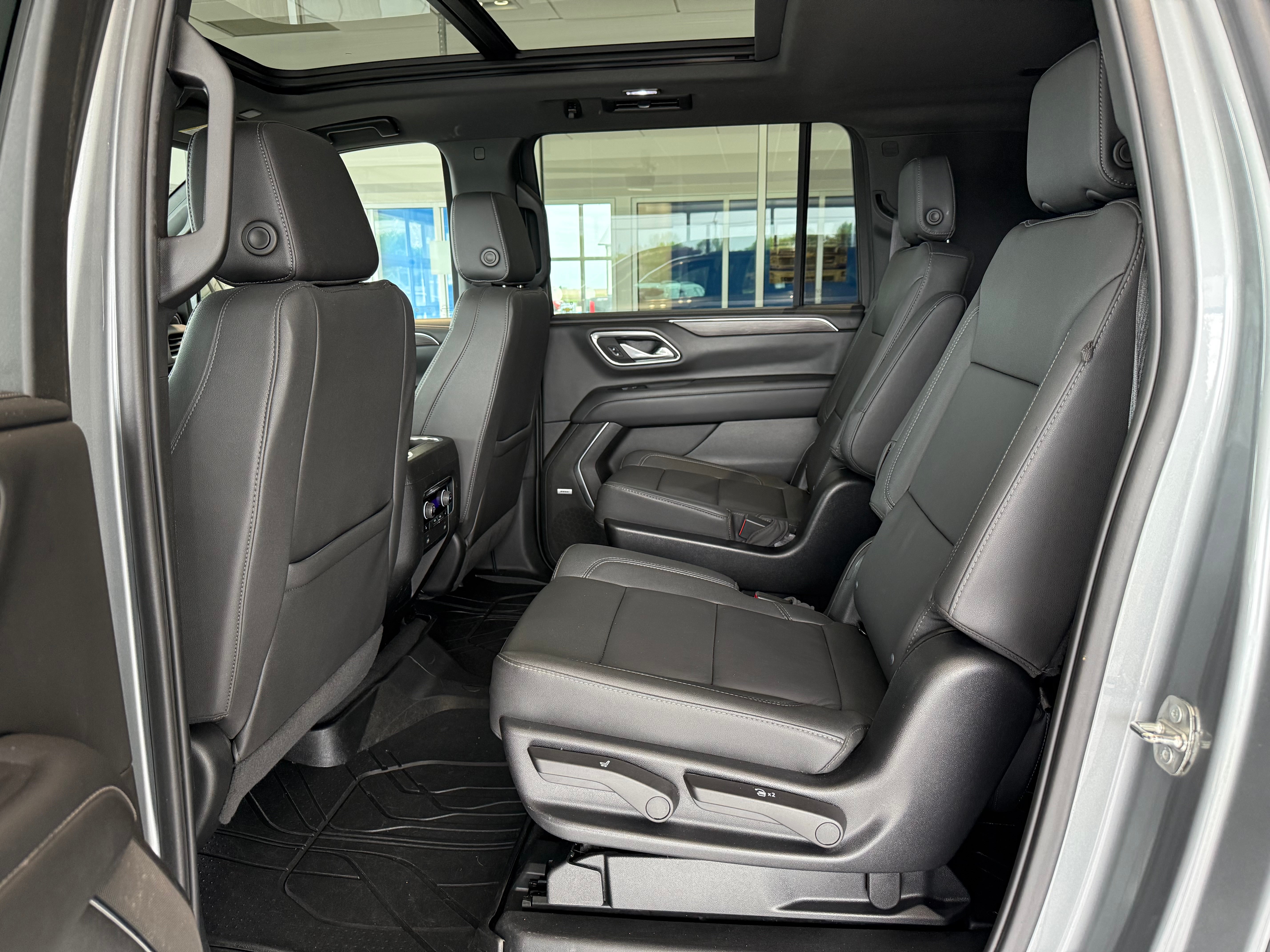 2024 Chevrolet Suburban LT - Photo 12